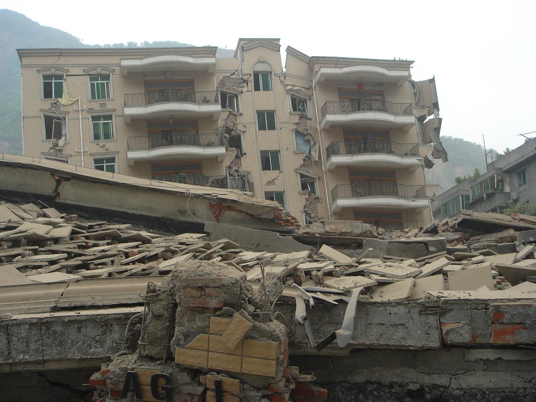 Zrútená budova banky v meste Pej-čchuan po zemetrasení v provincii S-čchuan