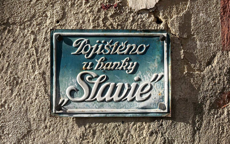 Tabuľka Pojištěno u banky Slavie na pražskom dome