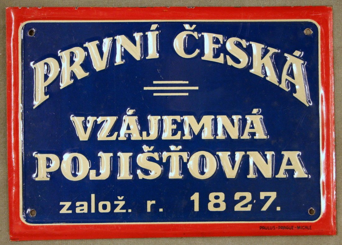 Modro-červený plechový štít s nápisom První česká vzájemná pojišťovna, založ. r. 1827