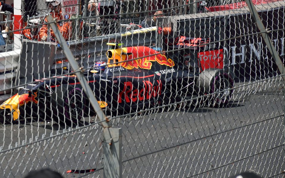 Rozbitý monopost Red Bull pri bariére v Monaku