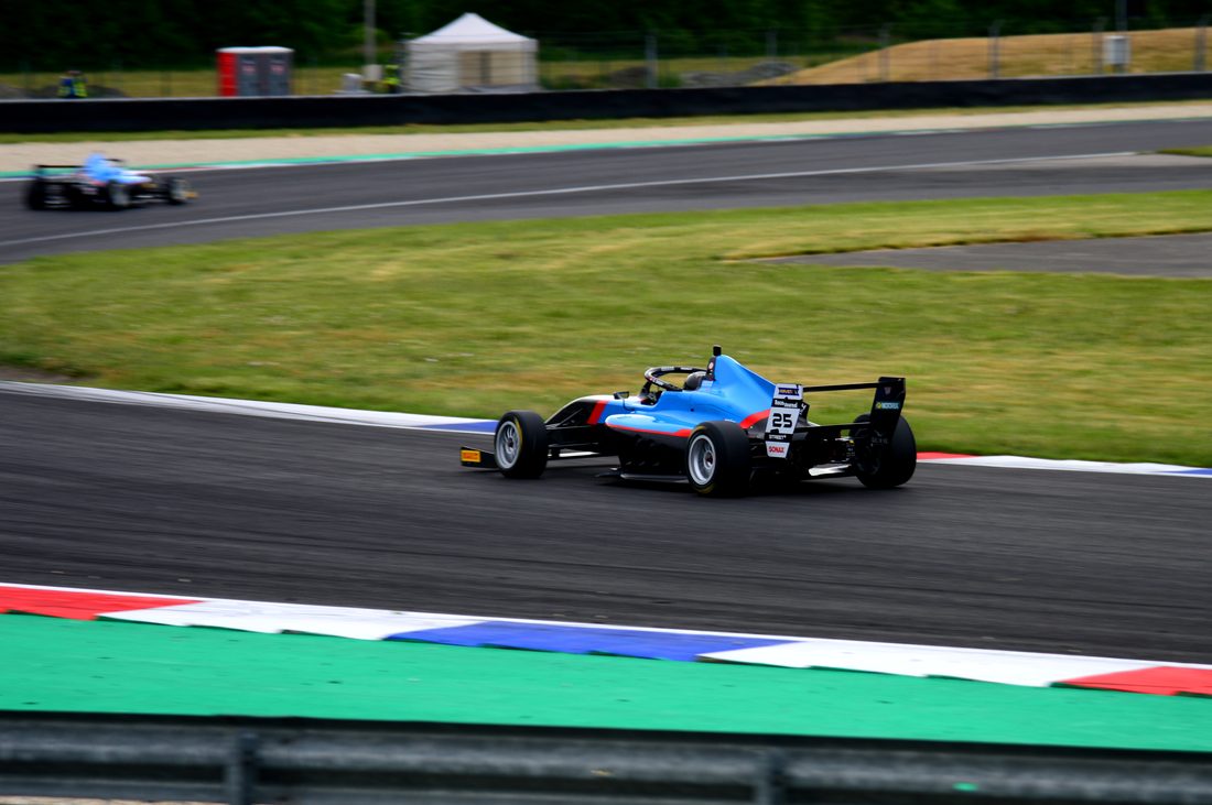 Monopost Formule 4 v kvalifikácii na Slovakia Ringu