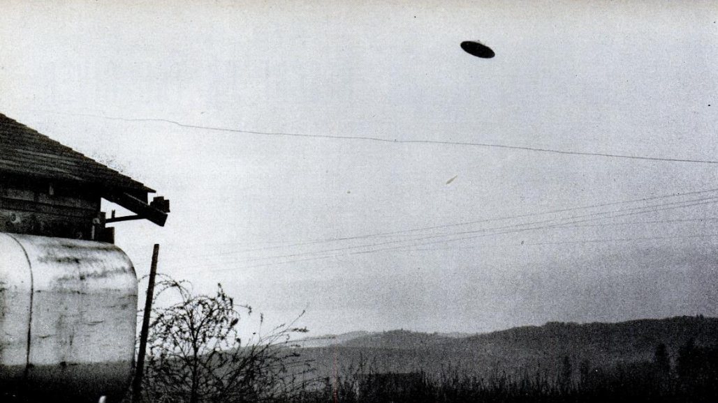Kovový disk nad farmou v McMinnville v Oregone na fotografii z 11. mája 1950